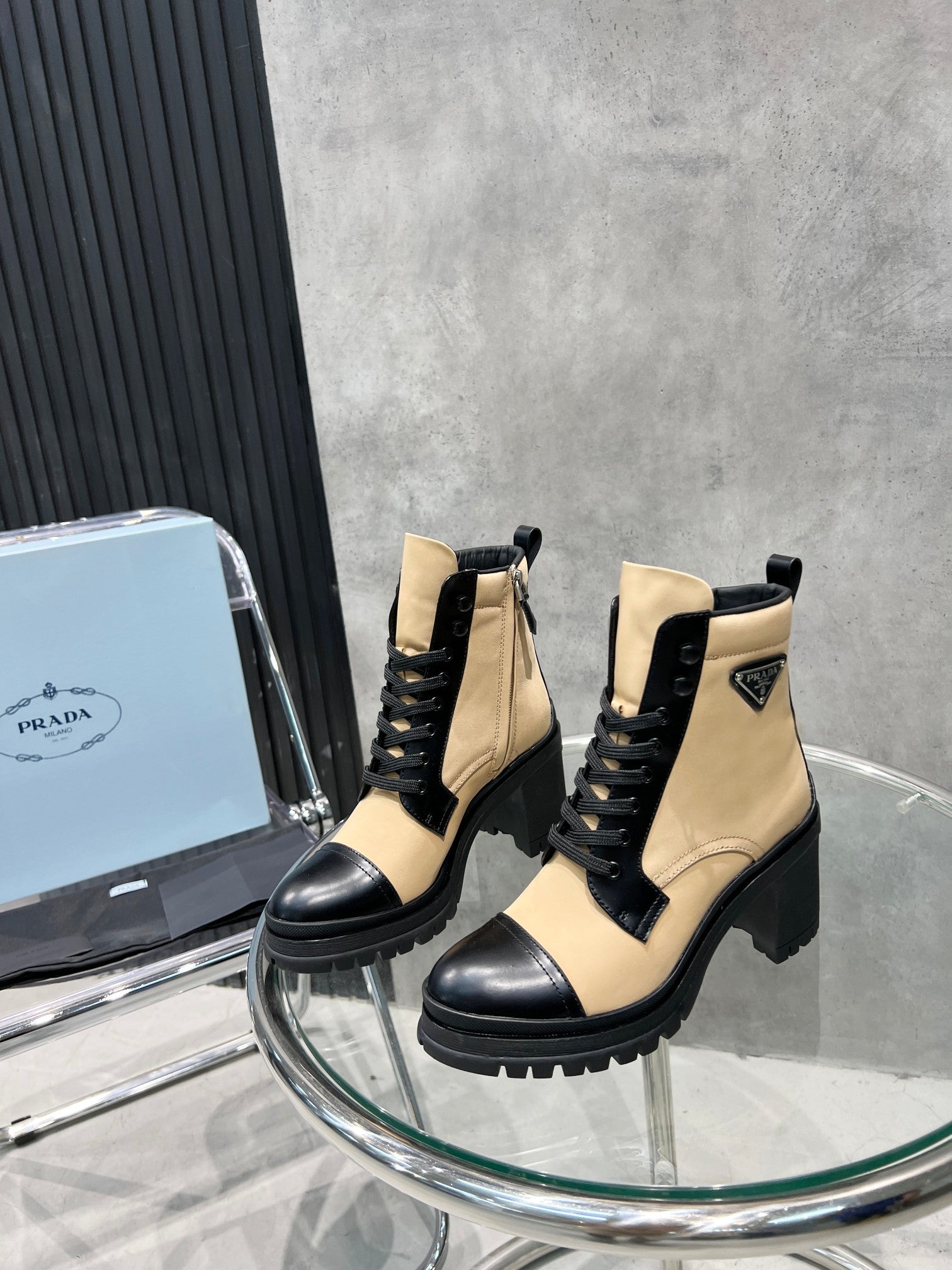 Bota cano curto Prada