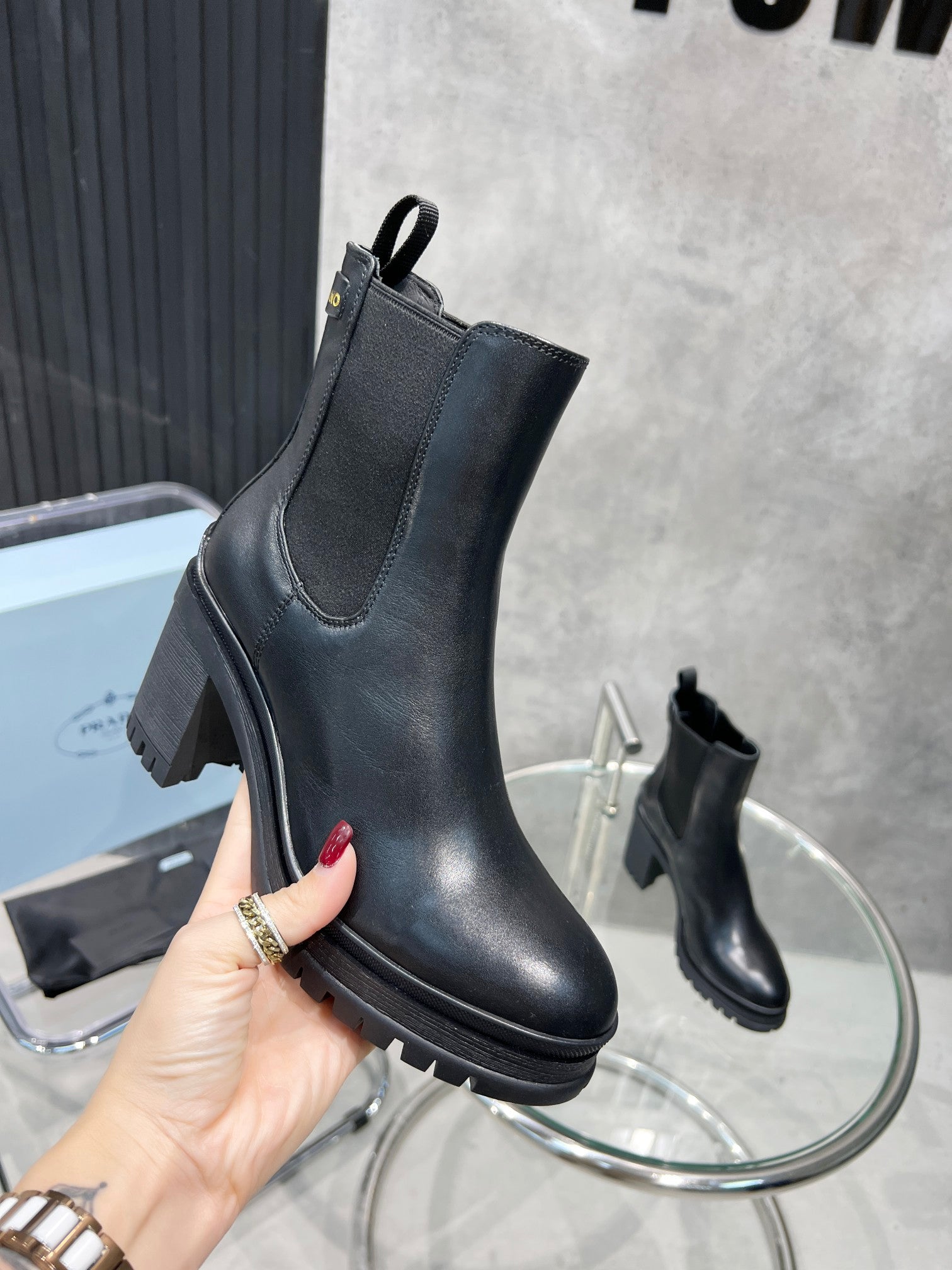 Bota cano curto Prada