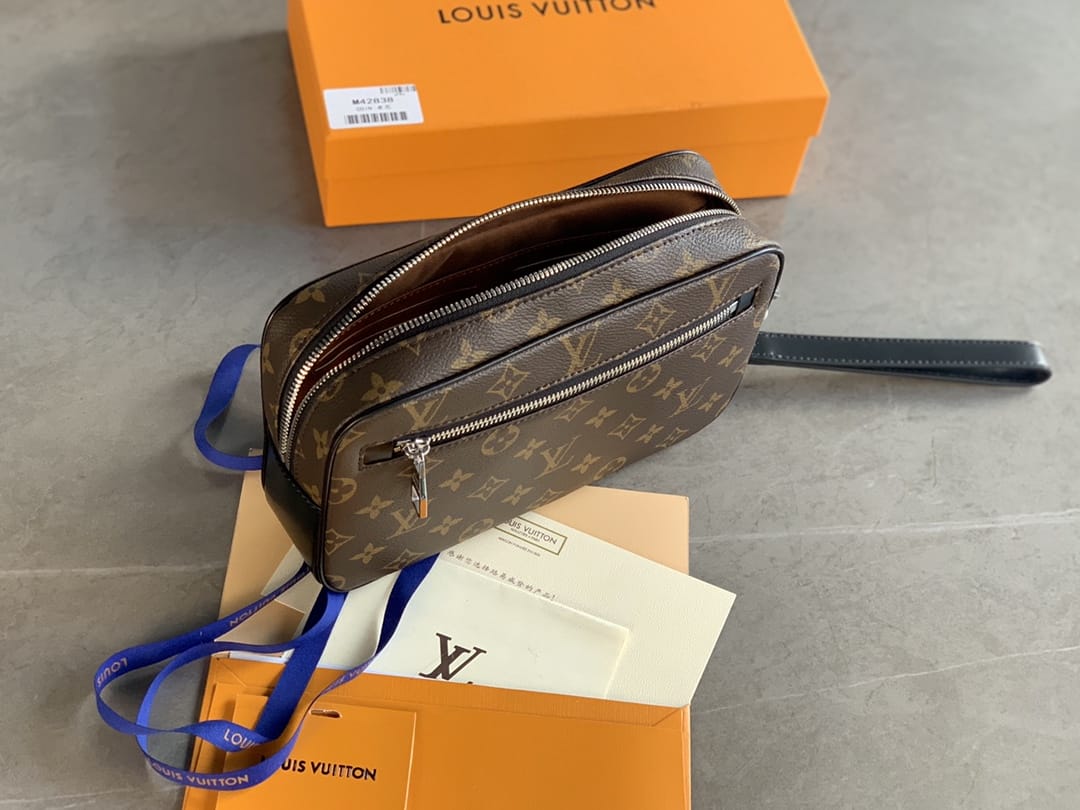 Bolsa Louis Vuitton Kasai Clutch