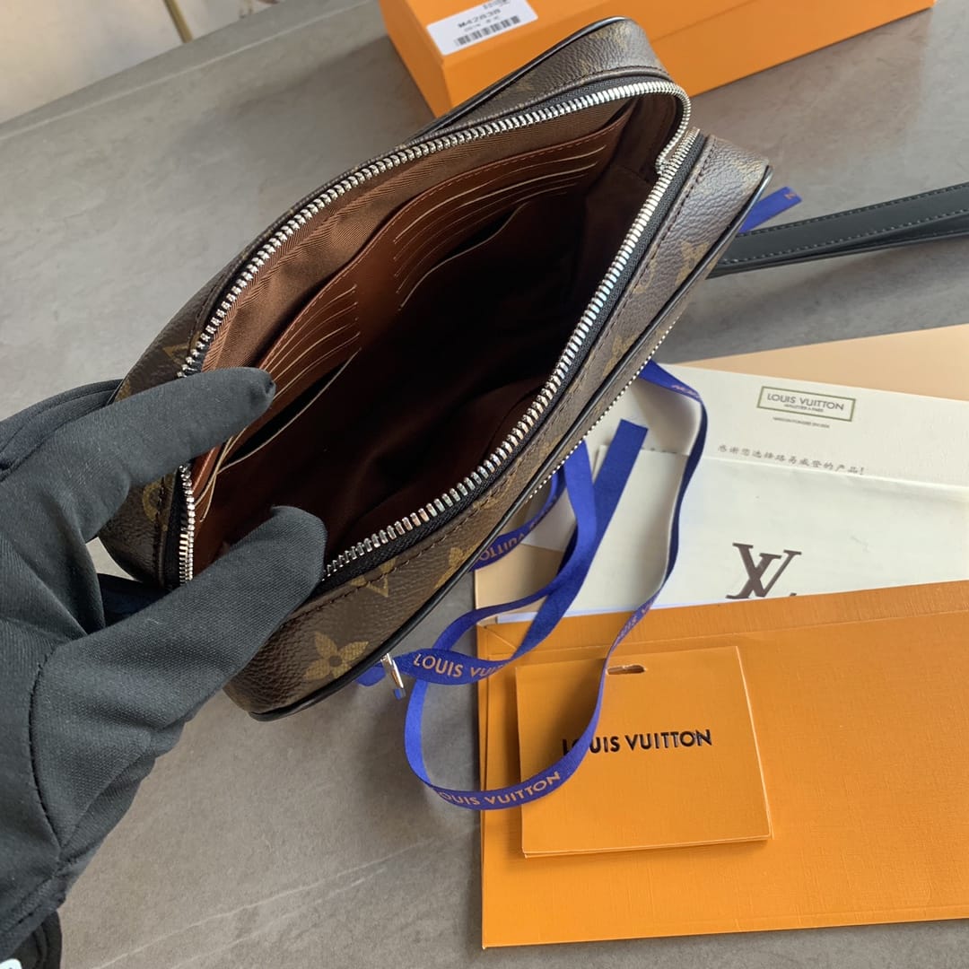 Bolsa Louis Vuitton Kasai Clutch