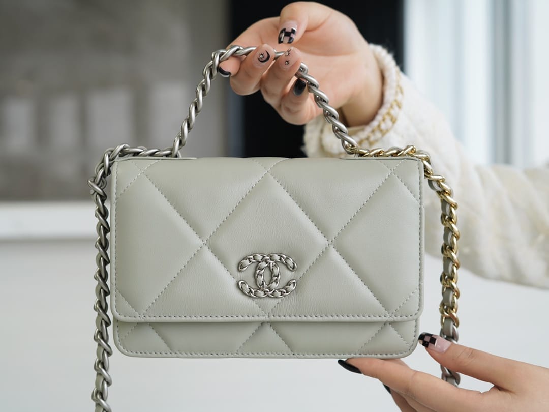 Bolsa CHANEL 19 WOC