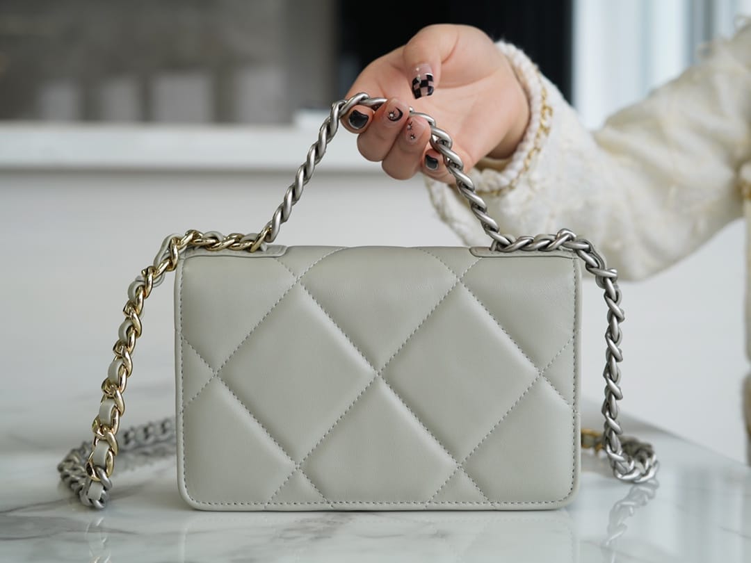 Bolsa CHANEL 19 WOC