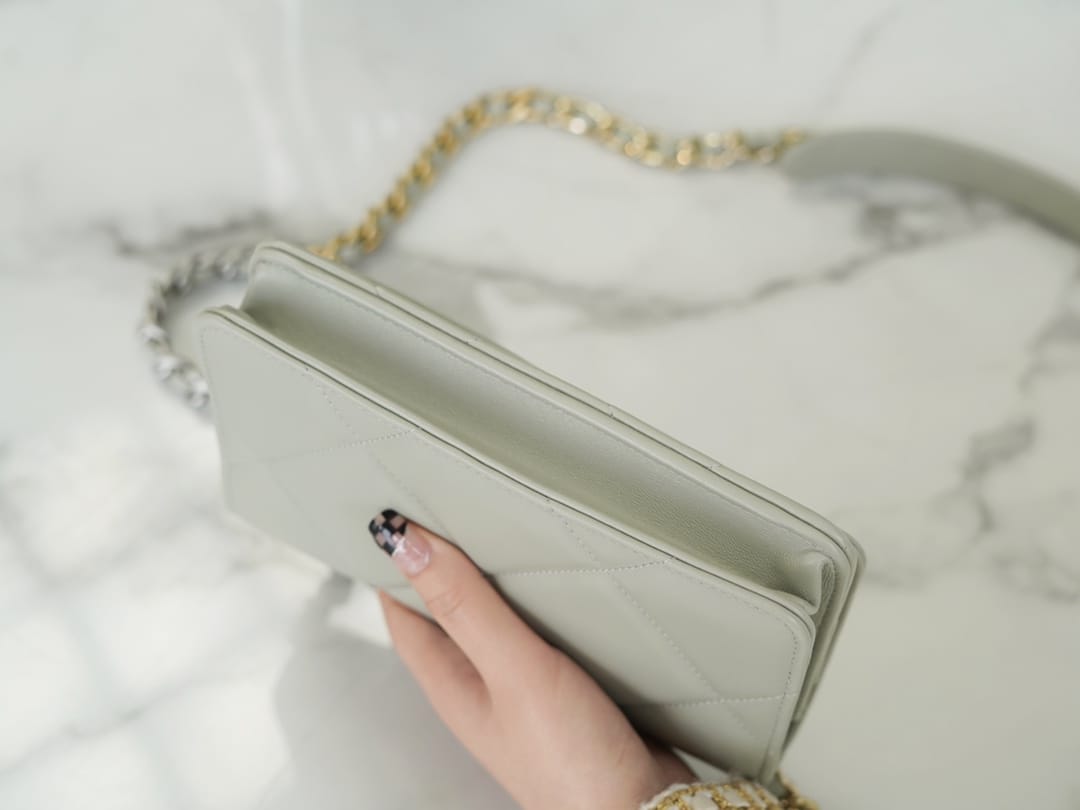 Bolsa CHANEL 19 WOC