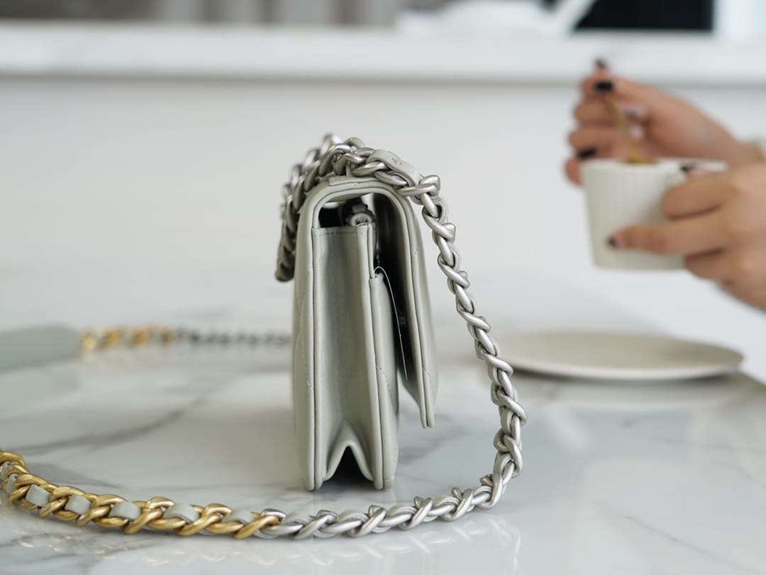Bolsa CHANEL 19 WOC