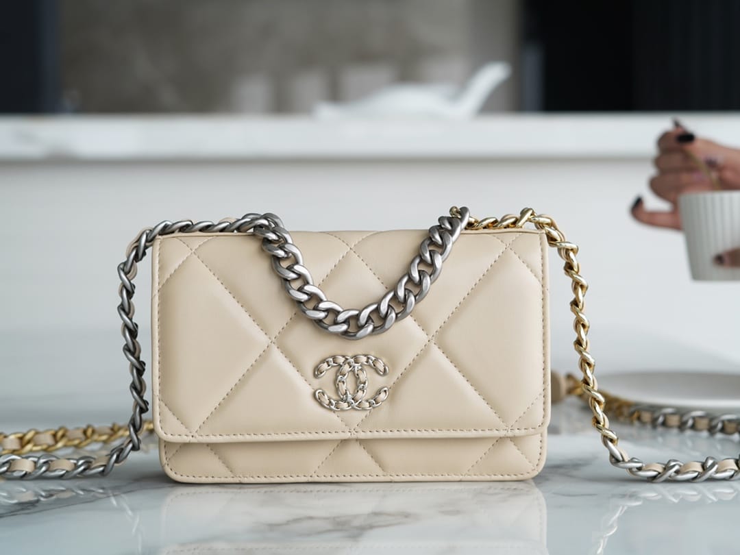 Bolsa CHANEL 19 WOC