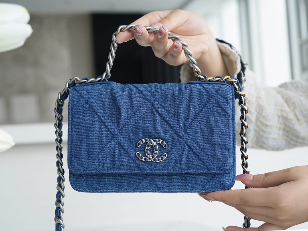 Bolsa CHANEL 19 WOC