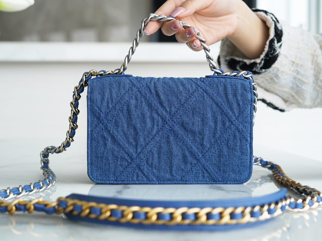Bolsa CHANEL 19 WOC