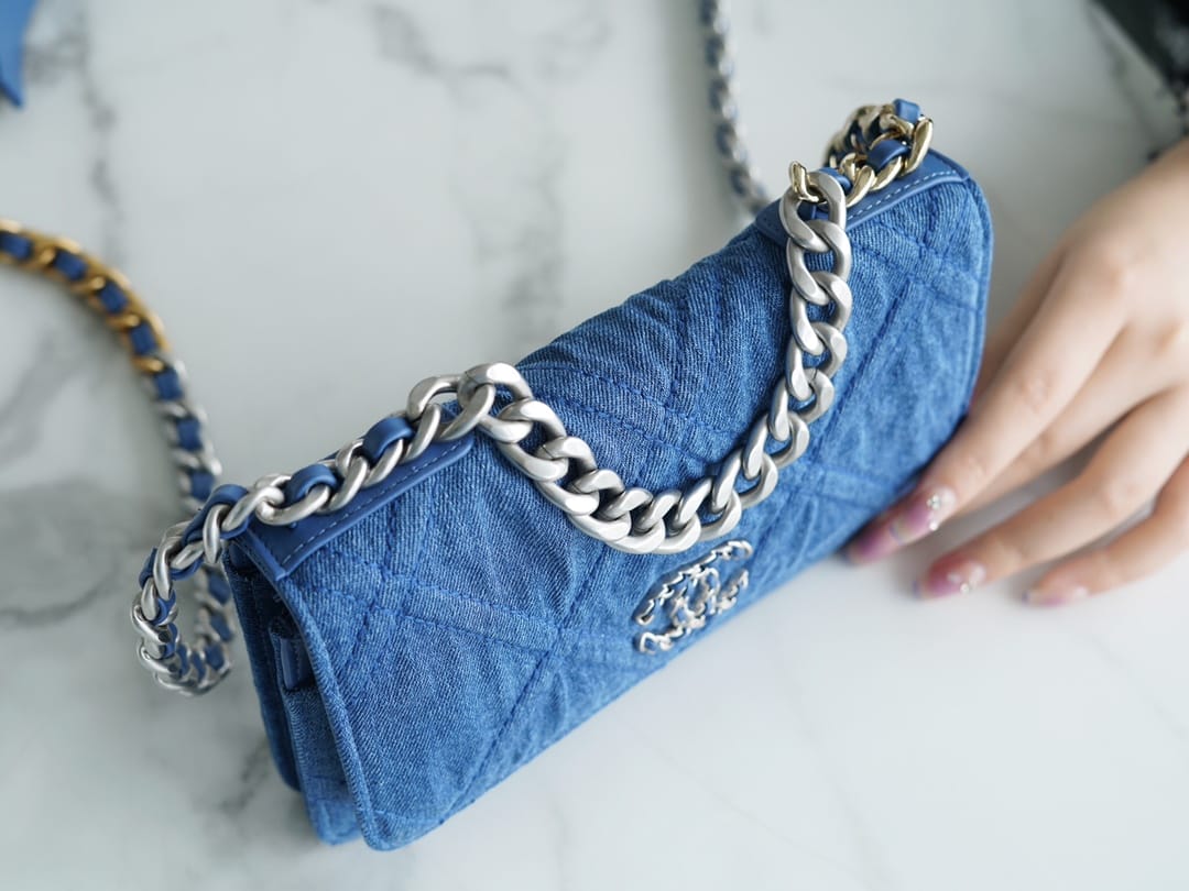 Bolsa CHANEL 19 WOC