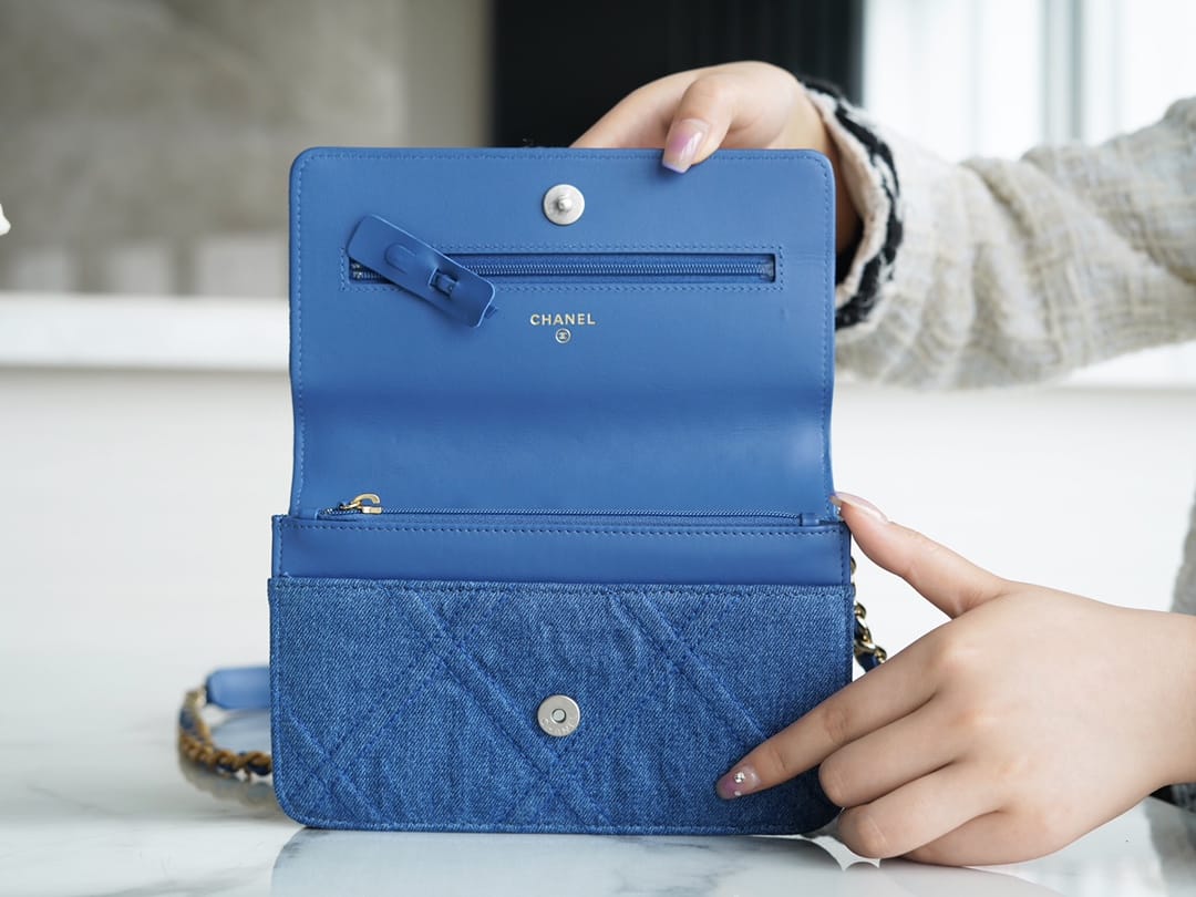 Bolsa CHANEL 19 WOC