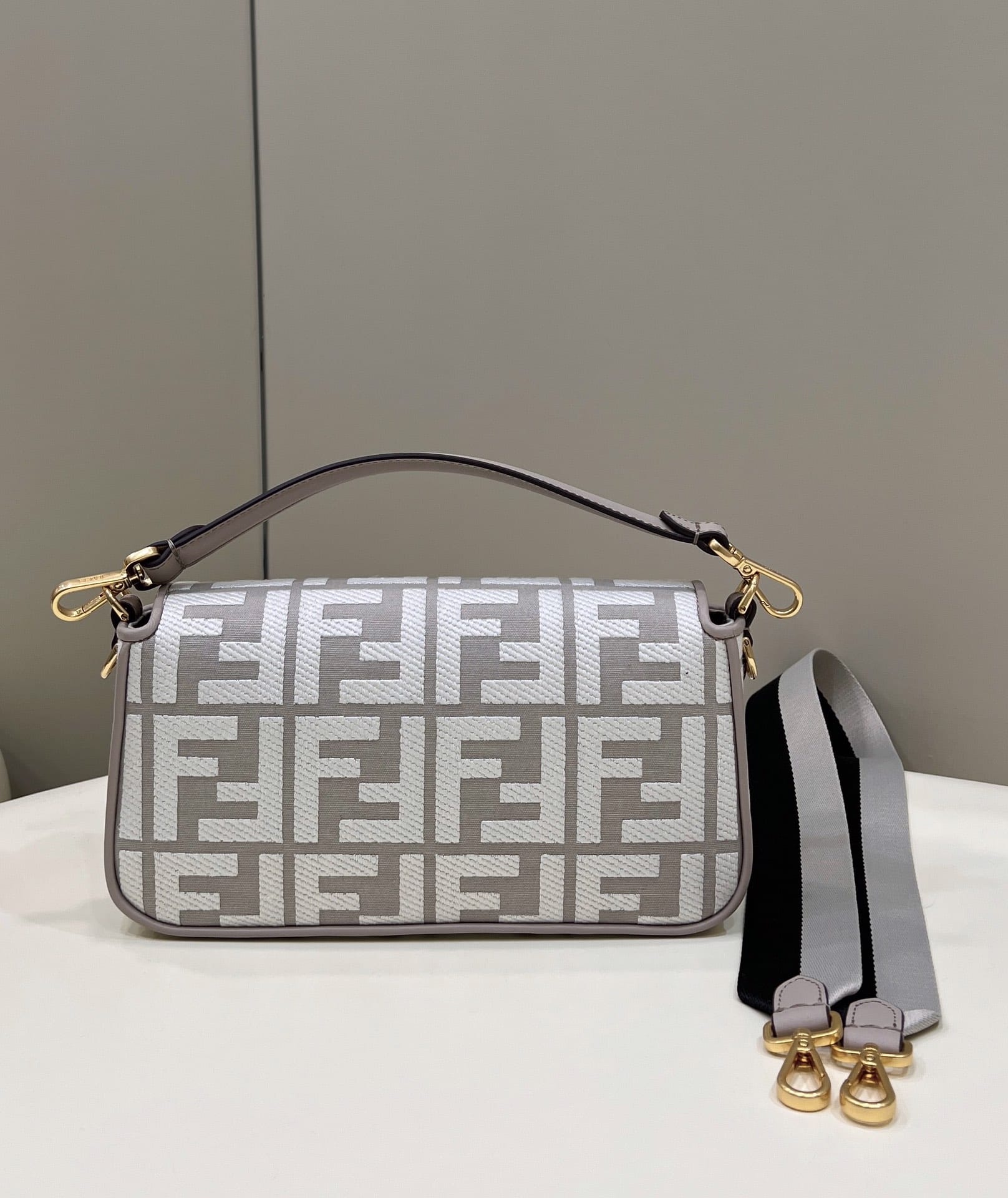 Bolsa FENDI FF 𝐁𝐚𝐠𝐮𝐞𝐭𝐭𝐞