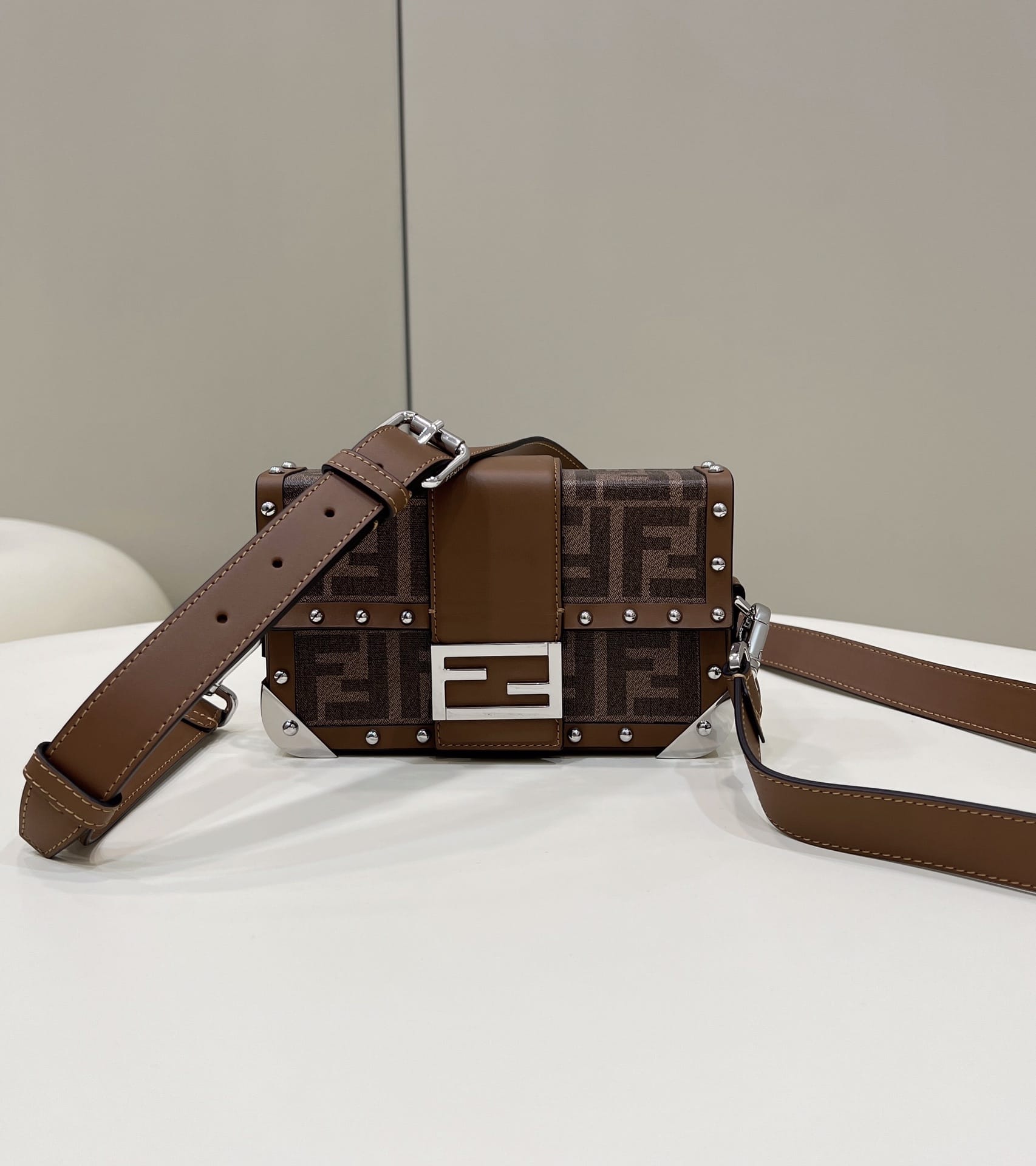 Bolsa FENDI Trunk Baguette