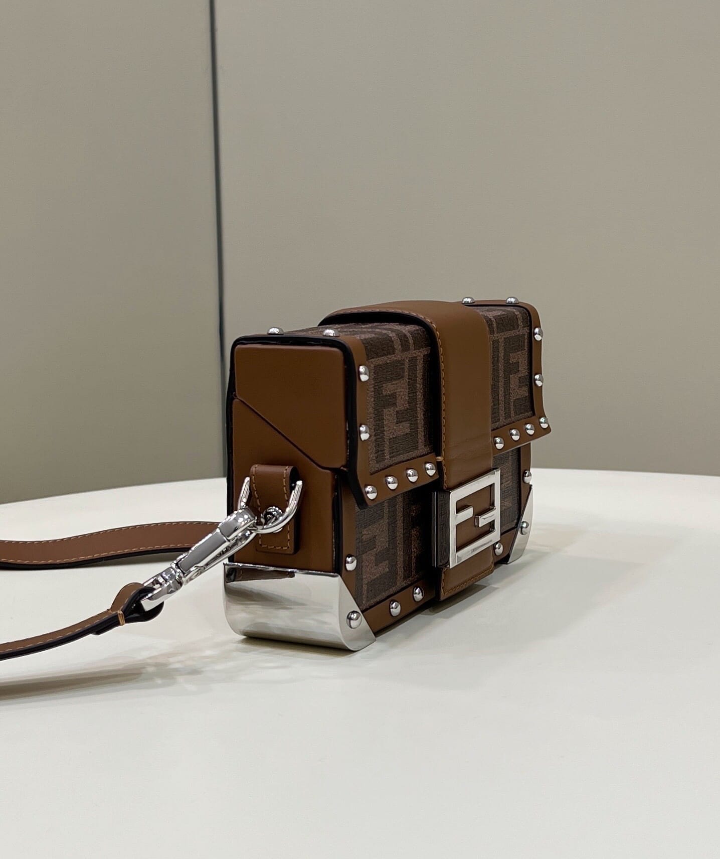 Bolsa FENDI Trunk Baguette