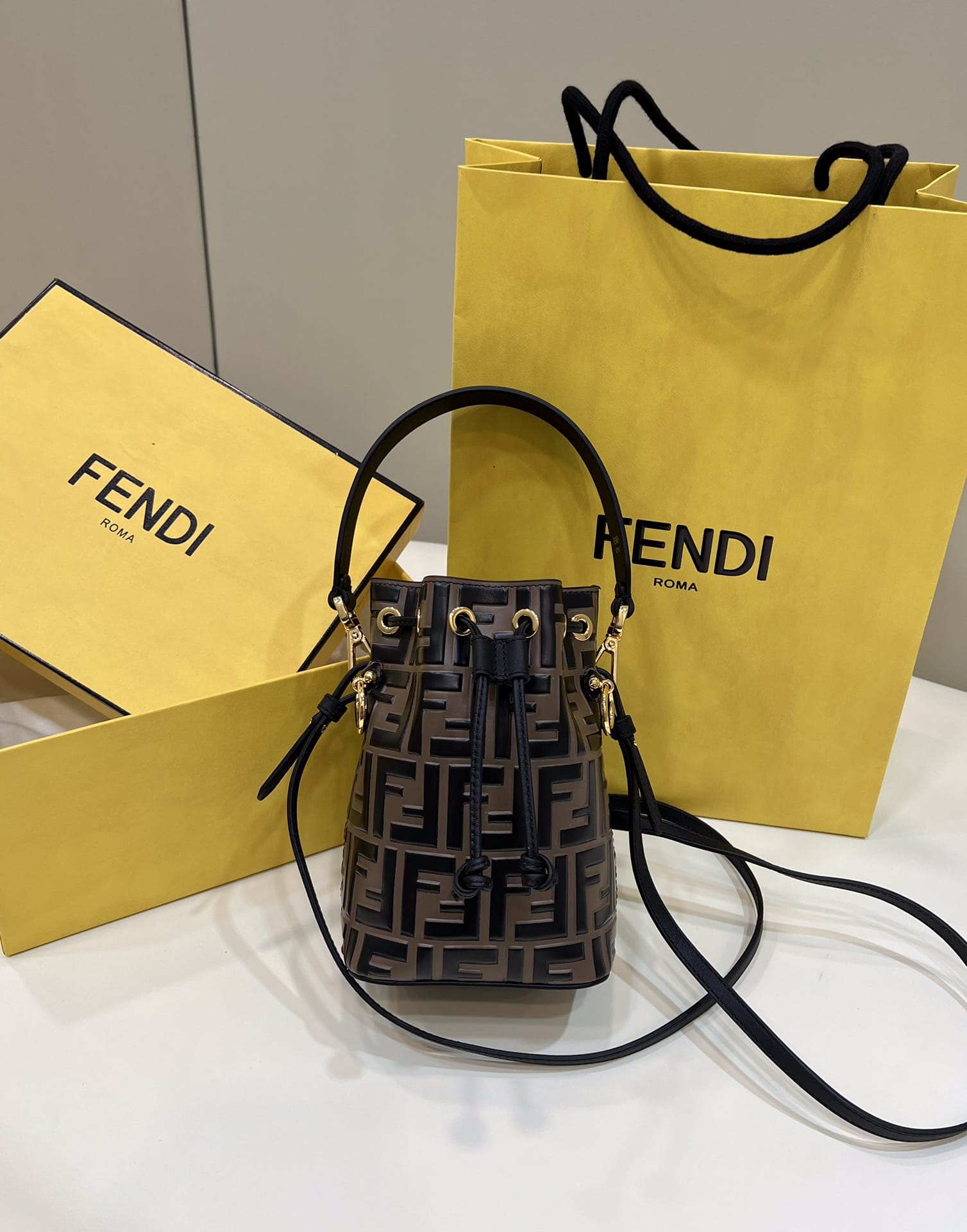 Bolsa FENDI LOGO 23