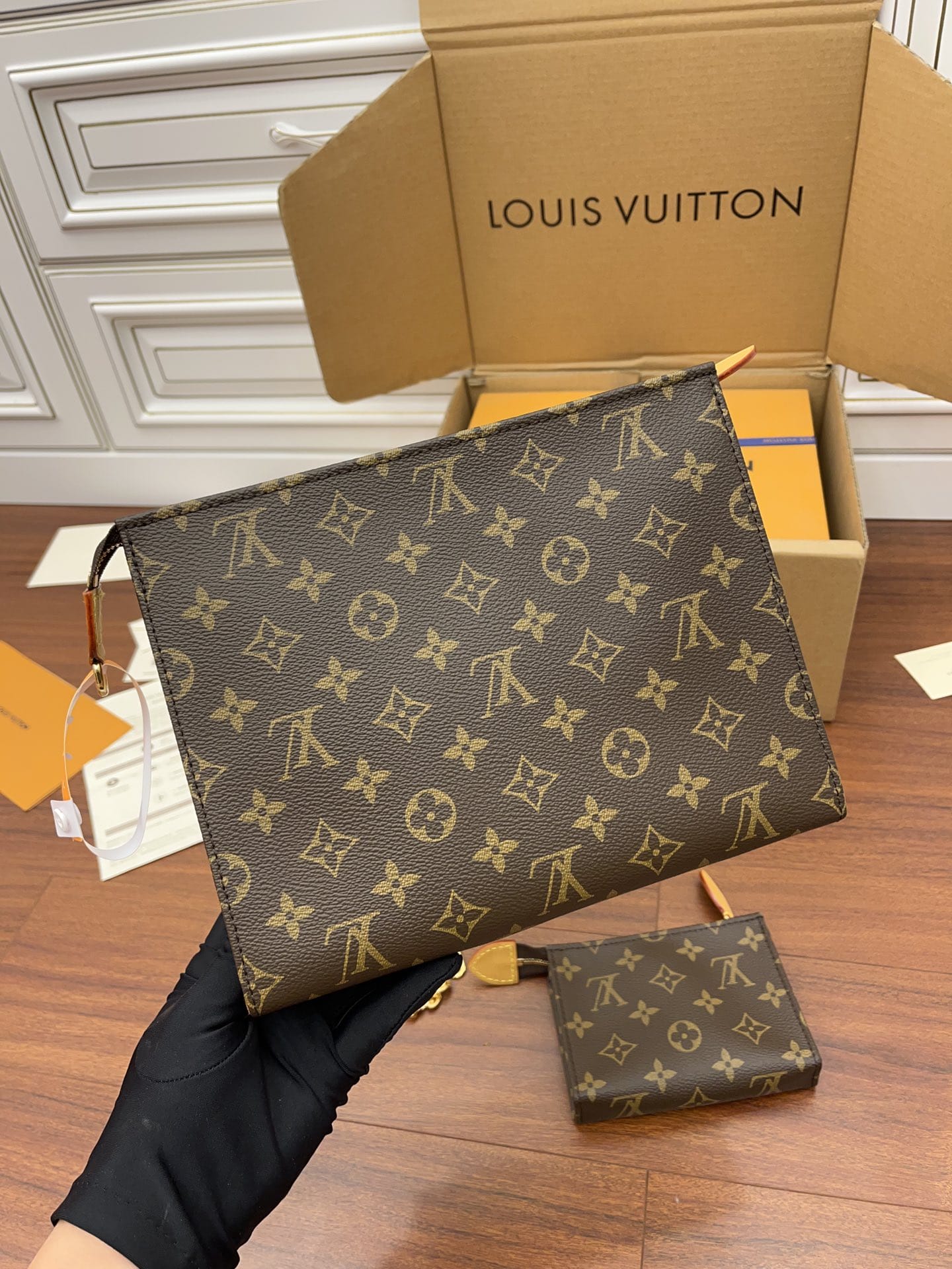 Bolsa Louis Vuitton TOILETRY POUCH ON CHAIN