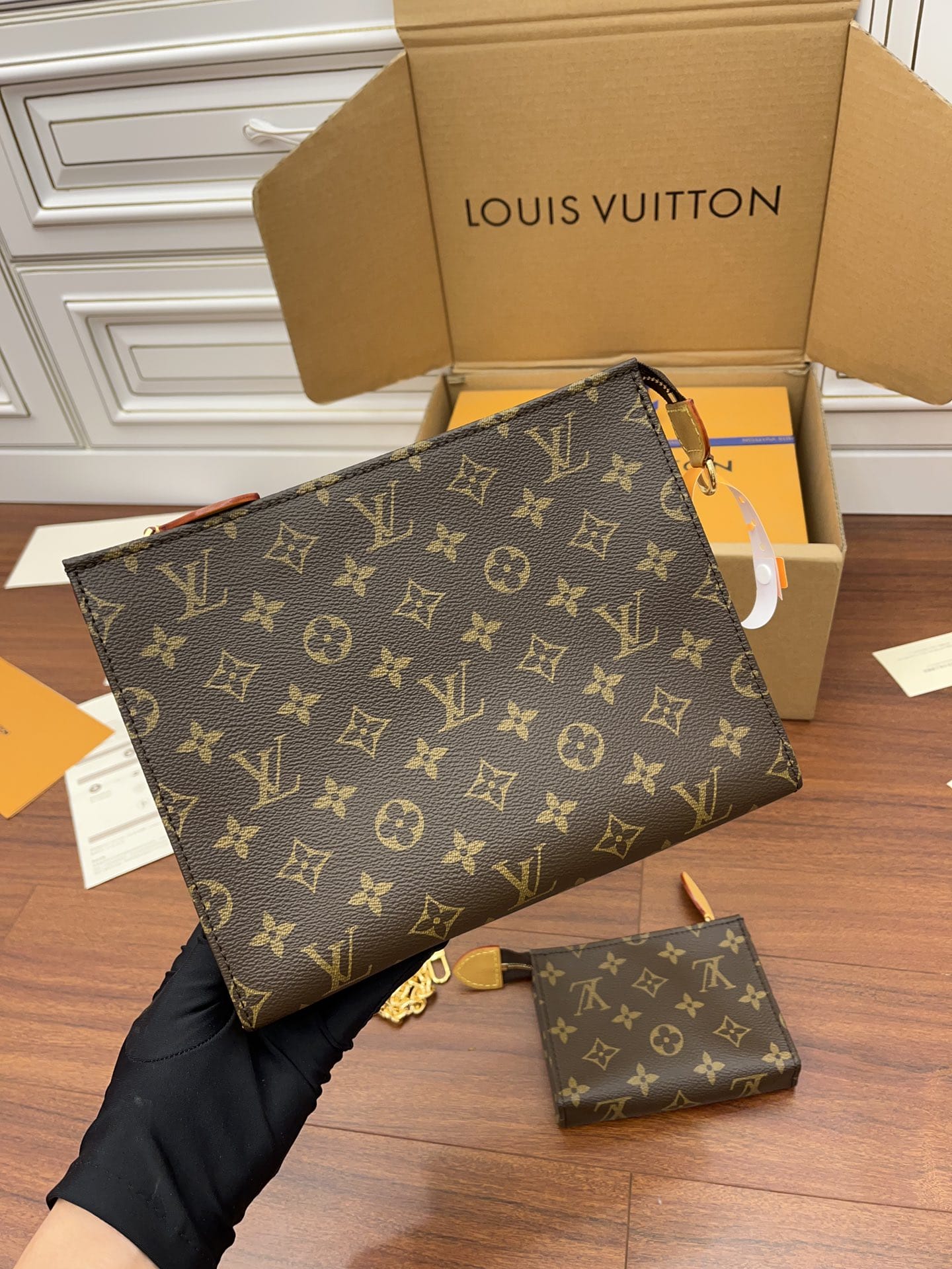 Bolsa Louis Vuitton TOILETRY POUCH ON CHAIN