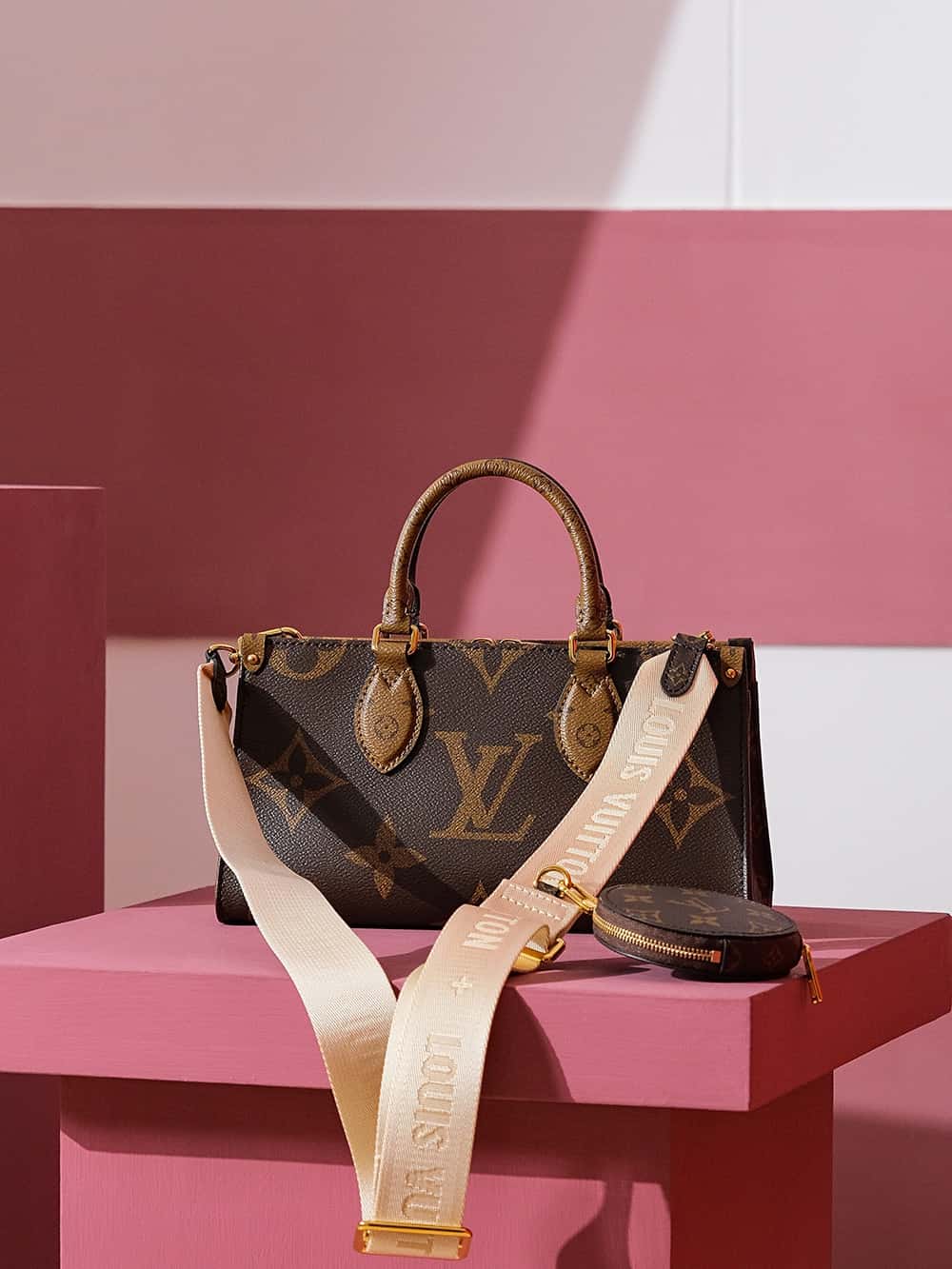 Bolsa Louis Vuitton OnTheGo East West