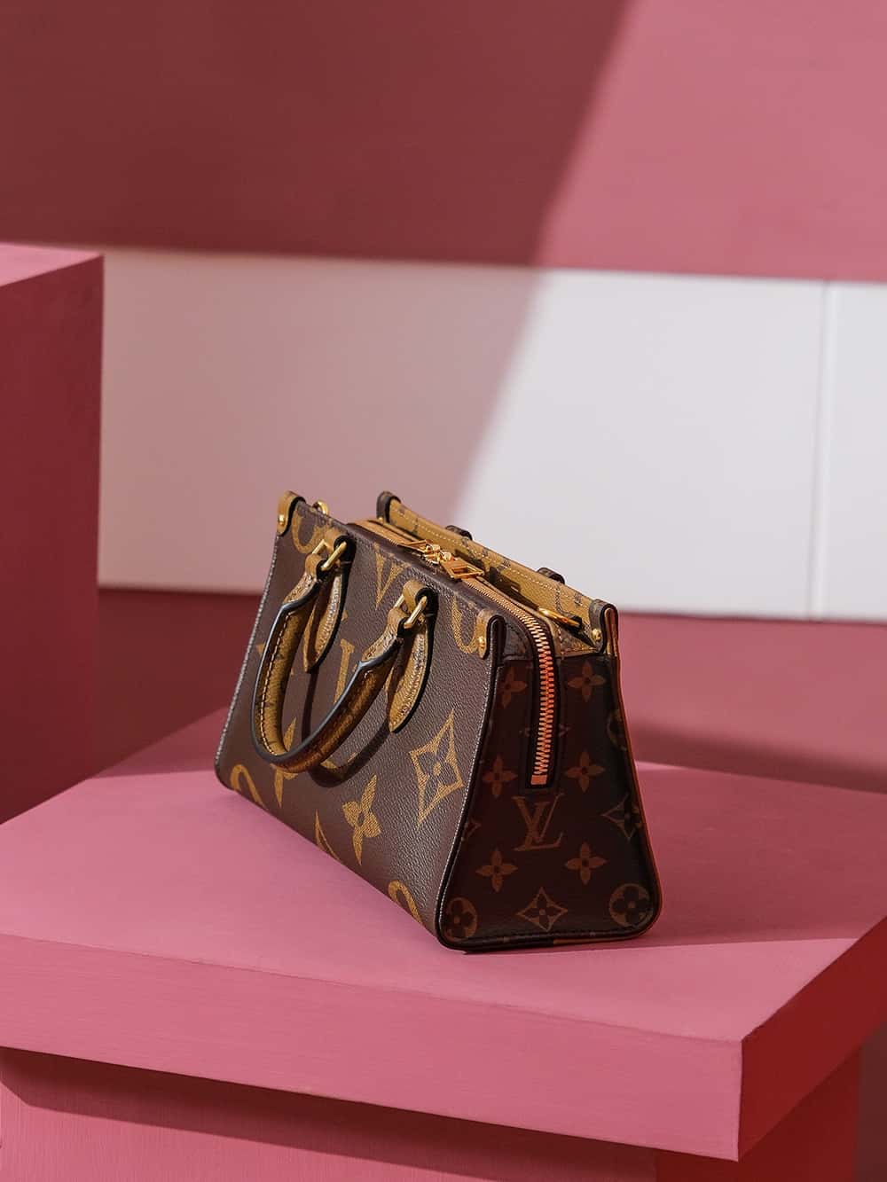 Bolsa Louis Vuitton OnTheGo East West