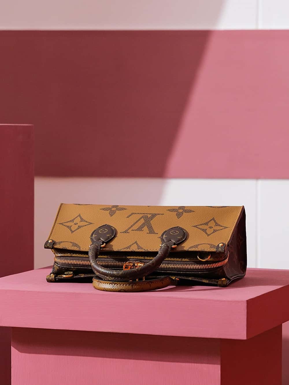 Bolsa Louis Vuitton OnTheGo East West