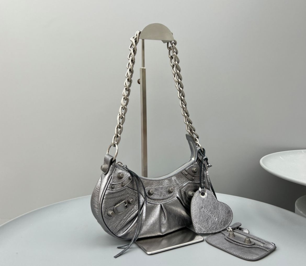 Bolsa Balenciaga Le Cagole Metalizada em Prata Envelhecida
