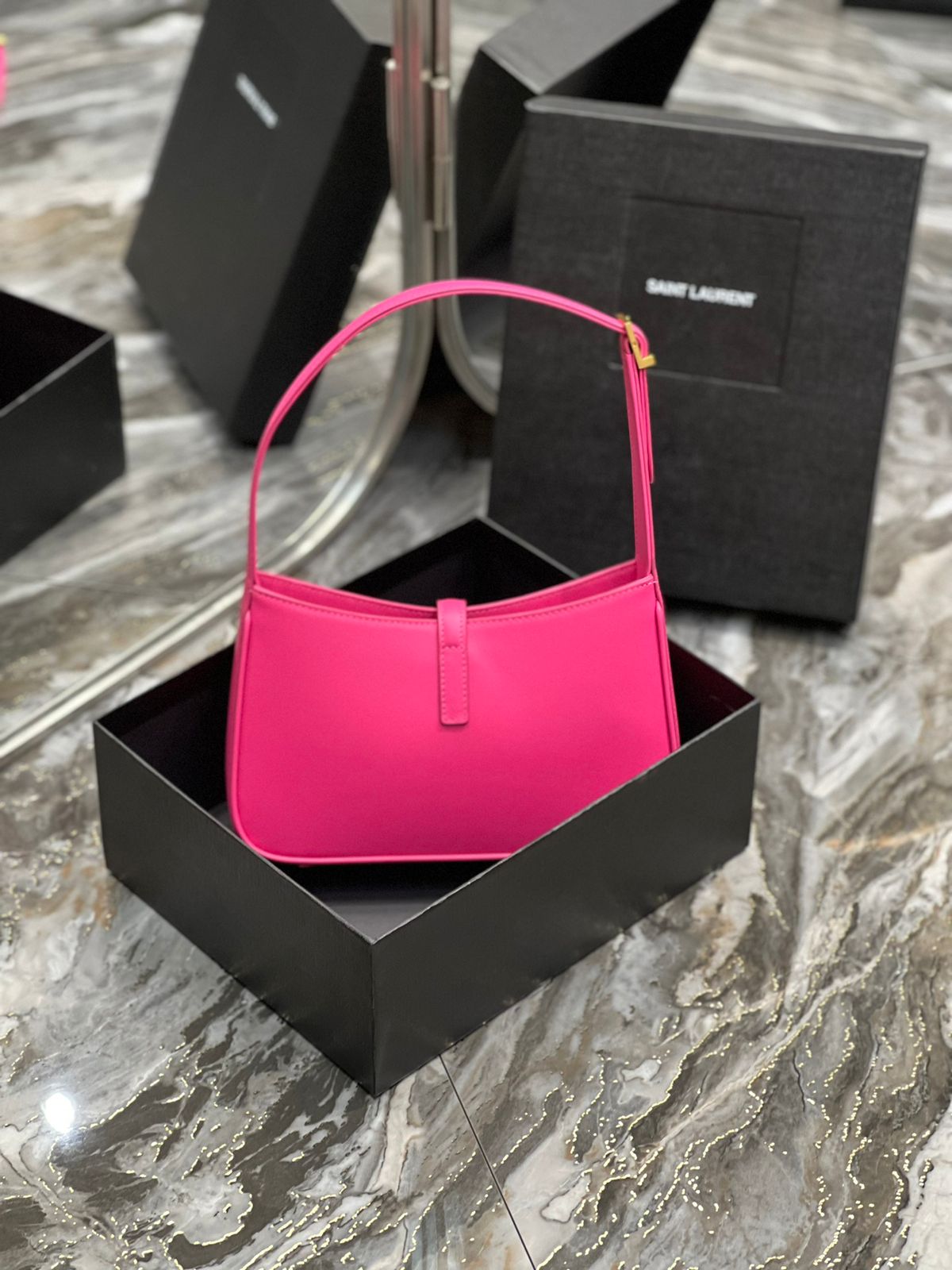 Bolsa Saint Laurent Le 5 á 7 mini Hobo Bag