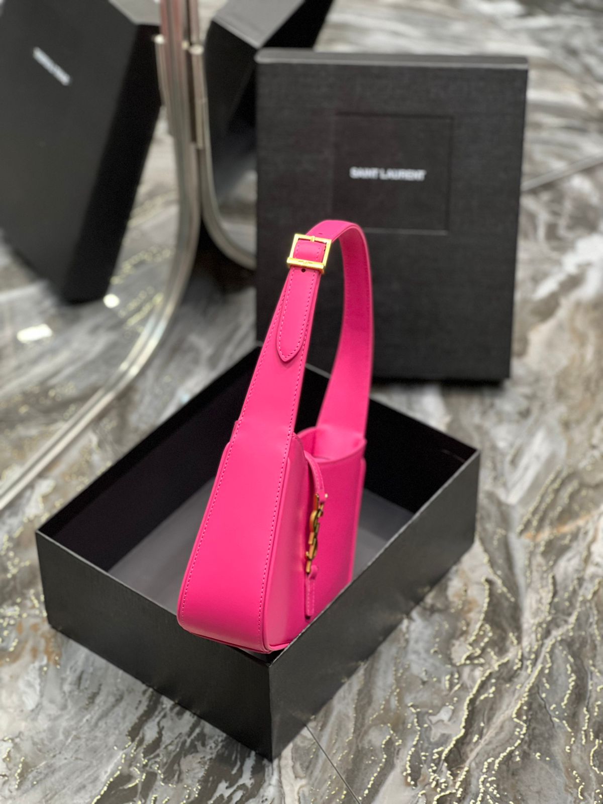 Bolsa Saint Laurent Le 5 á 7 mini Hobo Bag