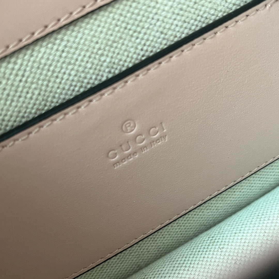 Bolsa Gucci GG matelassê Pequena com Alça Superior